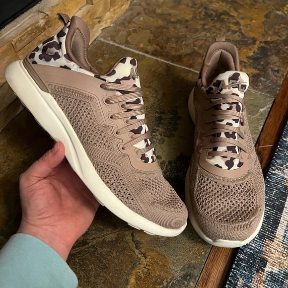 APL | Techloom Tracer Women’s Animal Print Sz 9 - Picture 1 of 7